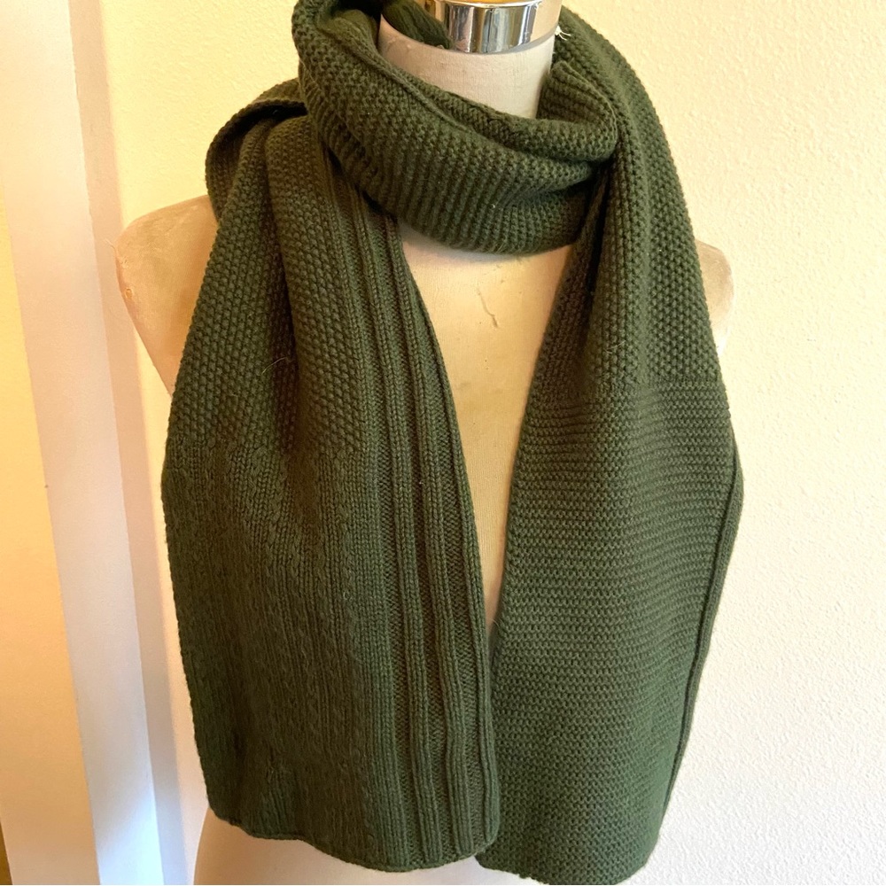 Calibrate wool blend green scarf good condition